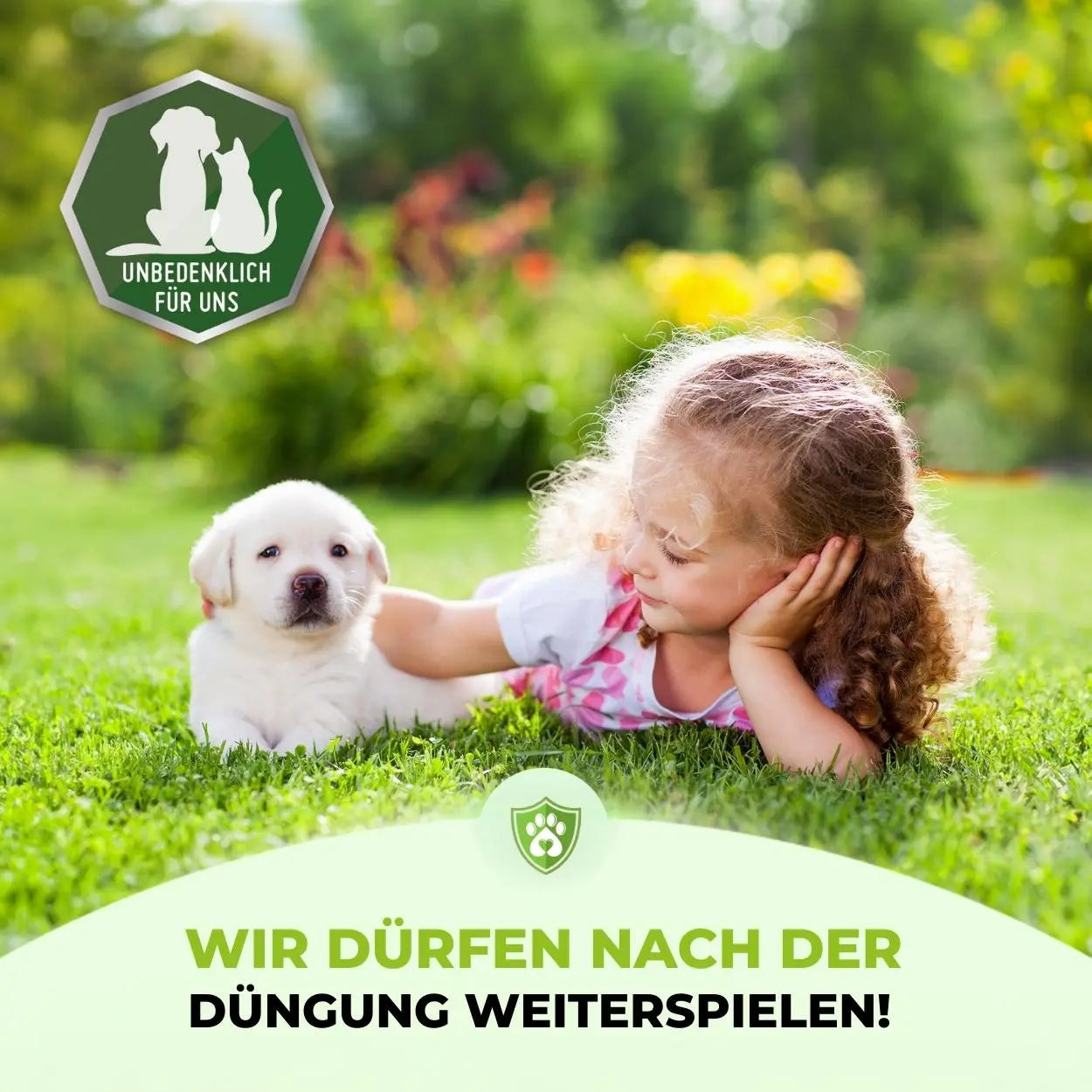 Ein junges Mädchen entspannt sich auf grünem Gras neben einem weißen Welpen, beide sind zufrieden. Text und Icons zeigen, dass Rasenflächen nach der Verwendung von Rasendünger - Sparabo von TerraUno sicher für Kinder und Haustiere sind.