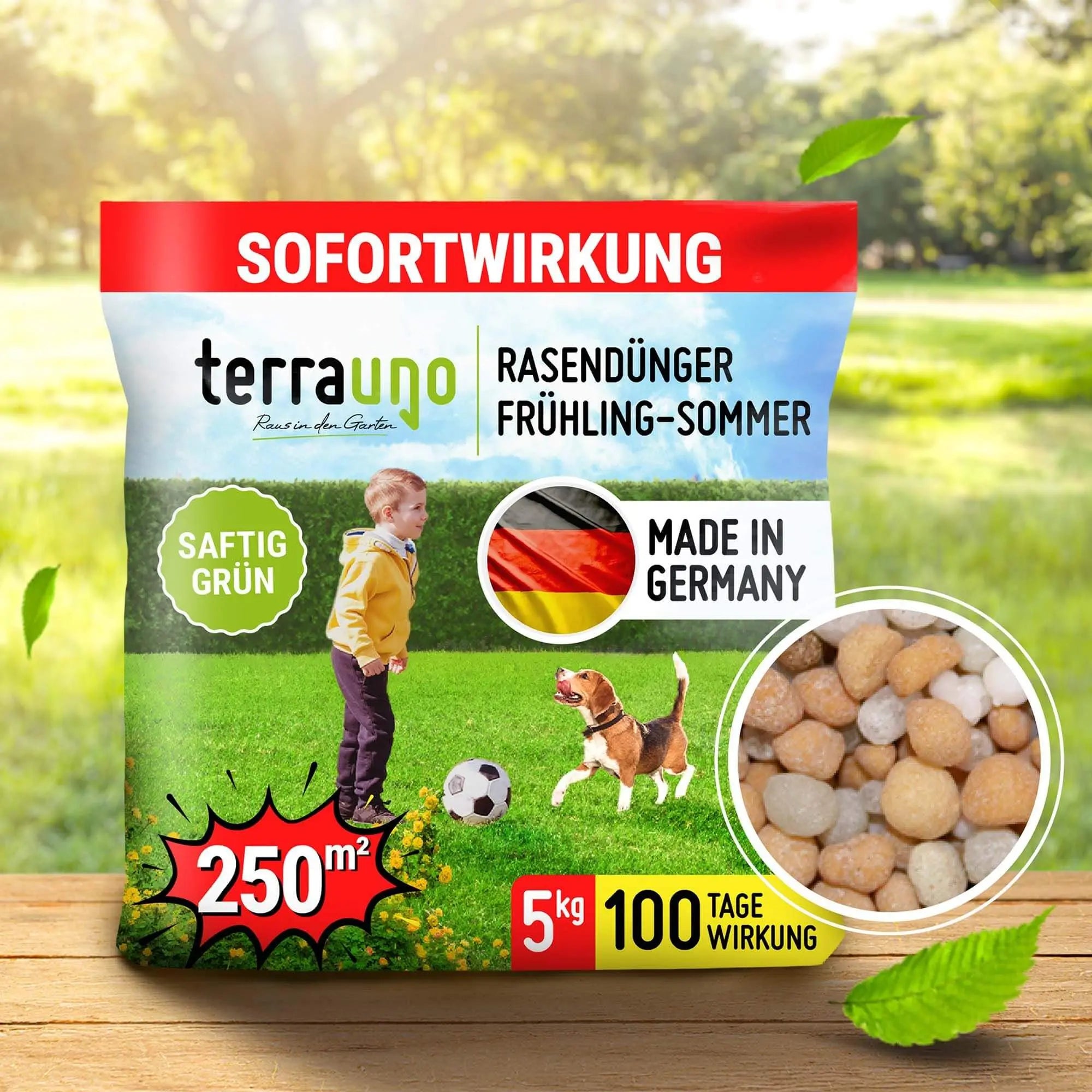 TerraUno Rasendünger - Sparabo: Frühjahrs-  Sommer-Rasenpflege für 250 m², 5 kg, 100 Tage Wirkung. Die Verpackung zeigt ein Kind, einen Hund und Düngerpellets - ideal für die einfache Rasenpflege.