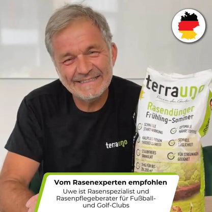 Ein lächelnder Mann mit grauen Haaren und Bart hält eine Tüte mit TerraUno Rasendünger - Sparabo. Text: Vom Rasenexperten empfohlen - Uwe, Rasenpflegeberater für Fußball- und Golf-Clubs, empfiehlt das TerraUno Rasendünger - Sparabo für perfekte Rasenpflege.