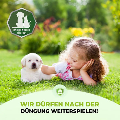 Ein junges Mädchen entspannt sich auf grünem Gras neben einem weißen Welpen, beide sind zufrieden. Text und Icons zeigen, dass Rasenflächen nach der Verwendung von Rasendünger - Sparabo von TerraUno sicher für Kinder und Haustiere sind.
