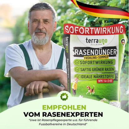 Ein grauhaariger Mann steht am Gartenzaun neben einem großen TerraUno Rasendünger - Sparabo-Sack, beschriftet für den Frühjahrs- und Sommereinsatz, mit Sofortwirkung und idealen Nährstoffen für eine effektive Rasenpflege.