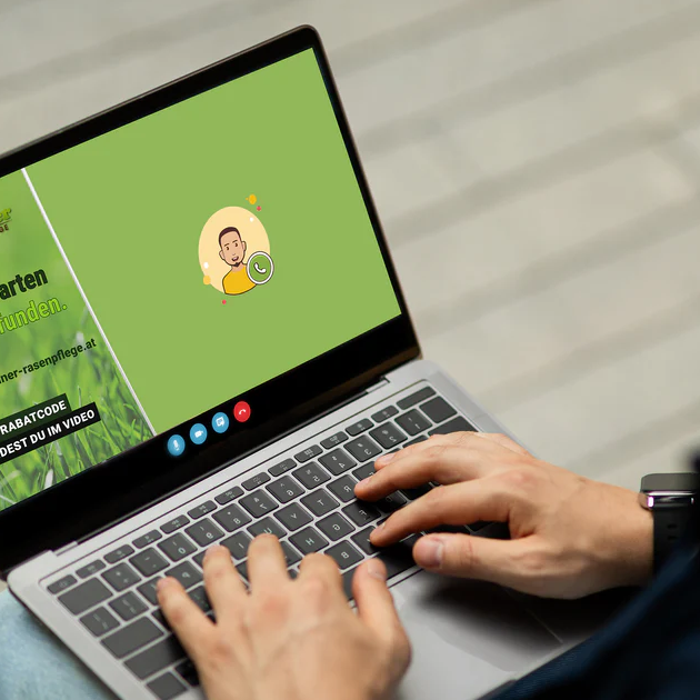 Mann arbeitet an Laptop, Gartenberatung per Videocall